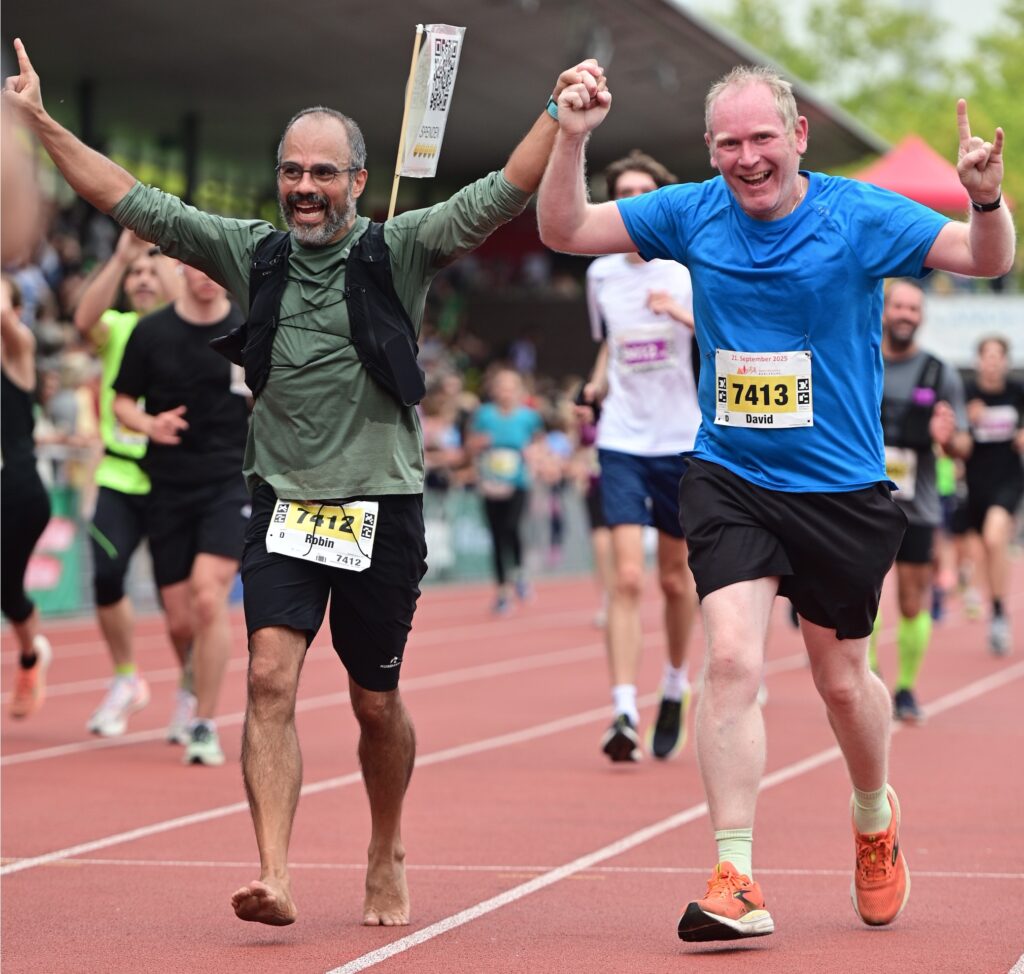 Robin und David laufen beim Baden Marathon 2025 gemeinsam durchs Ziel