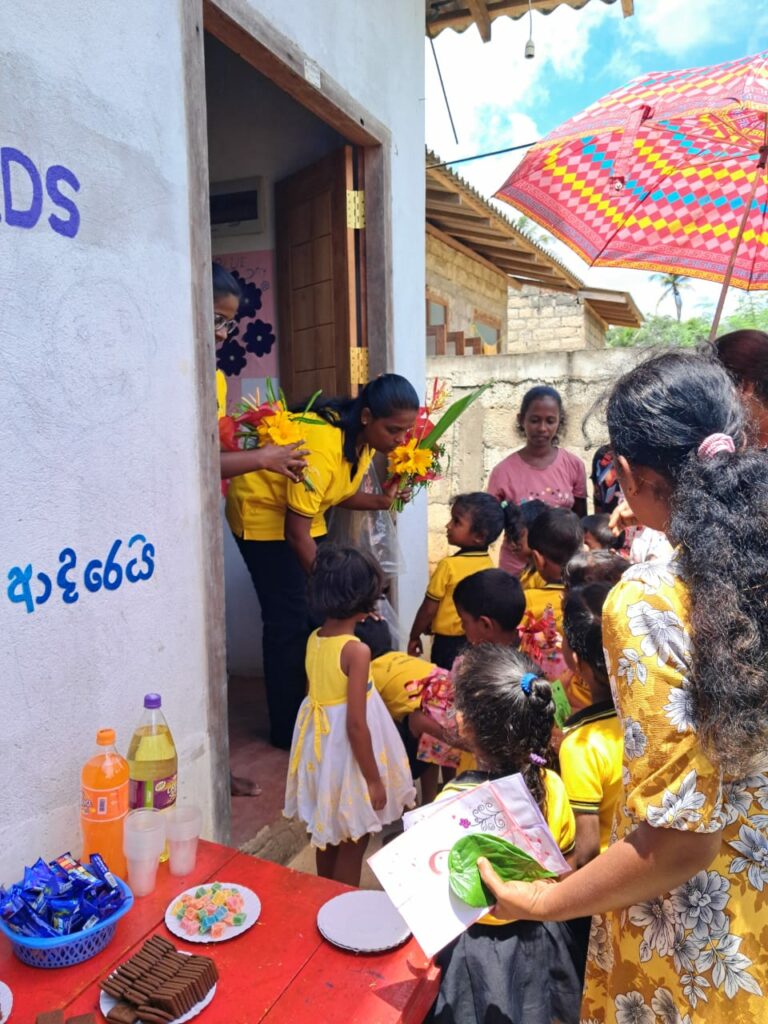 Die Kindergartenkinder überreichen Blumen und Geschenke an ihre Erzieherinnen.