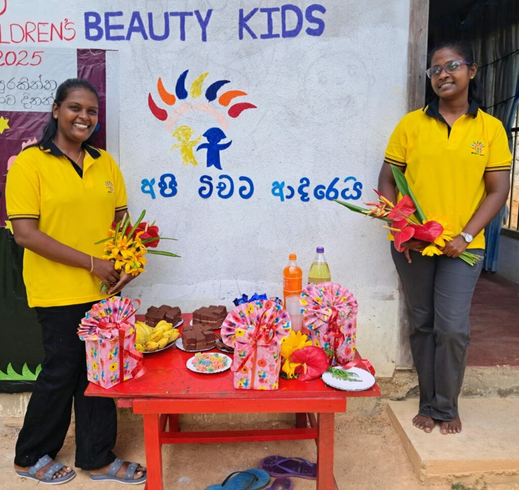 Der reich bestückte Geschenketisch mit Kuchen, Obst und Limo