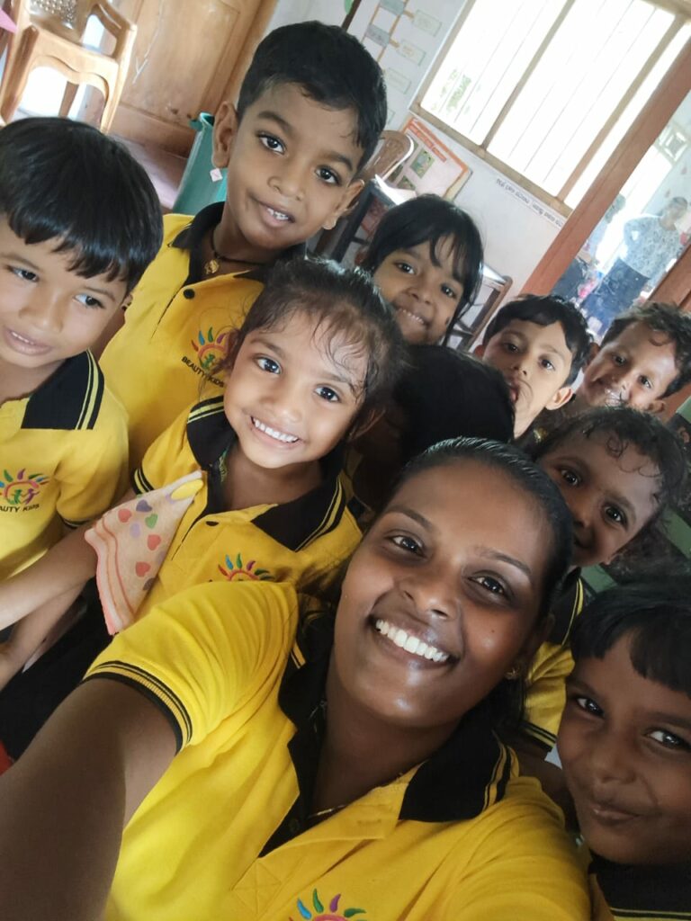 Selfie mit der Kindergartengruppe und der Erzieherin Piumi
