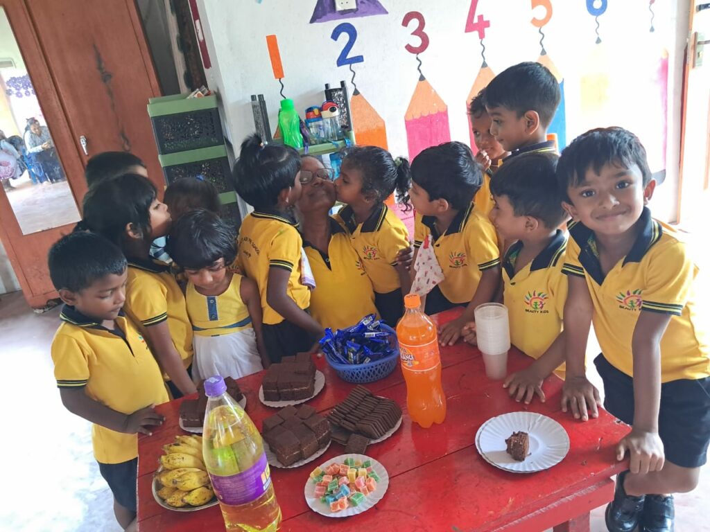 Snacktime! (Kinder und Erzieherinnen mit Kuchen, Obst und Limo)