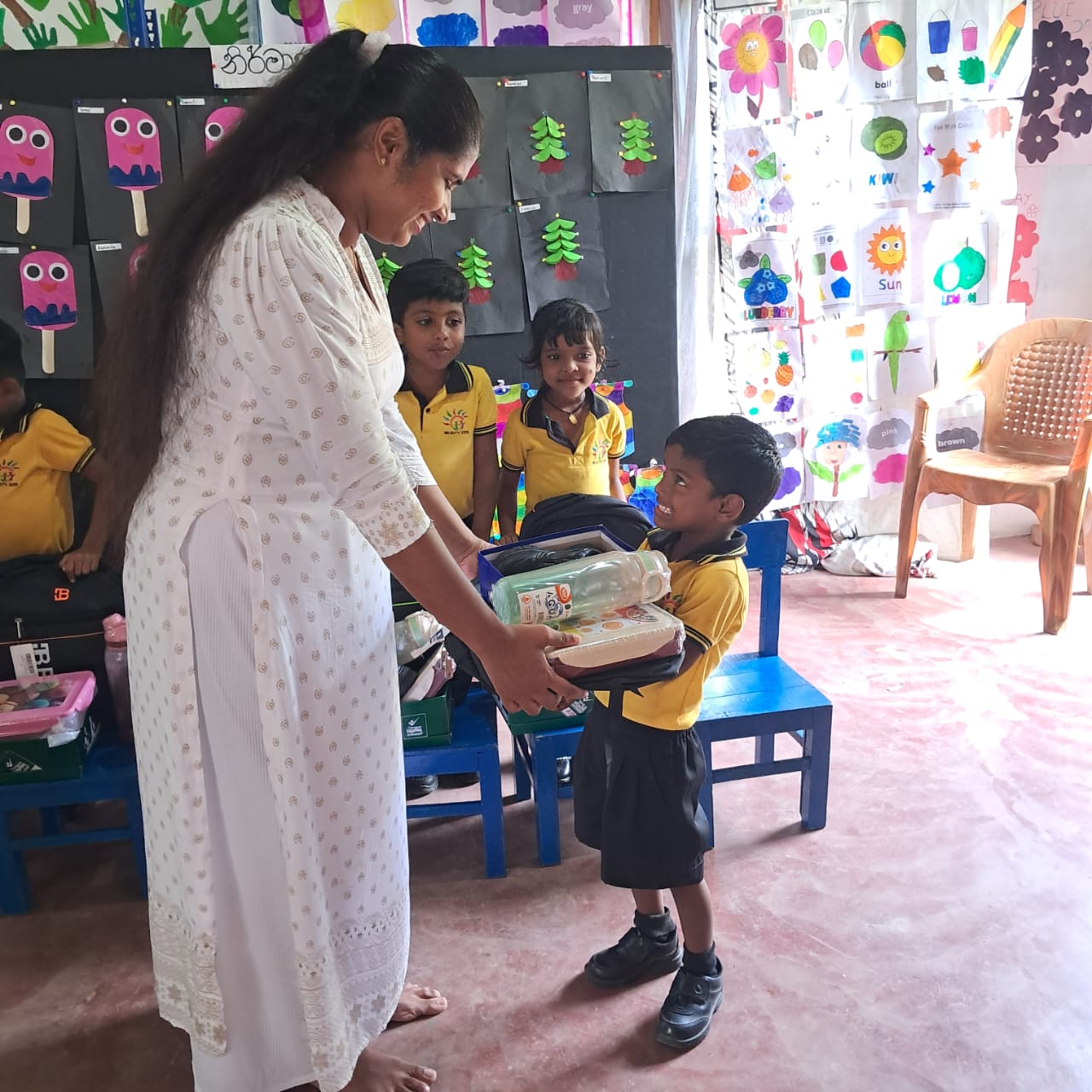 Einer der Schulanfänger bekommt sein Starterpack überreicht