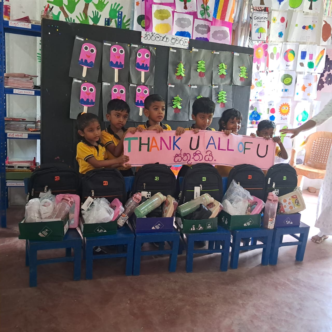 DIe 6 Schulanfänger aus dem Kindergarten mit Startpacks.