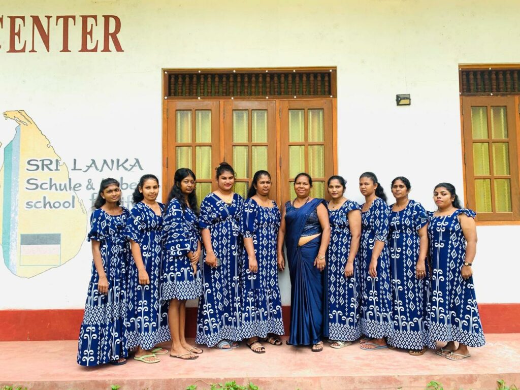 Die Absolventinnen des Kuchenback Kurses in 2025. Unsere Lehrerin Rupani in der Mitte.