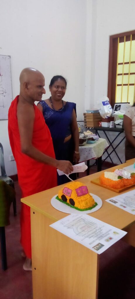 Der Chef Mönch Podi Sadu des benachbarten Klosters war mit bei der Urkundenverleihung dabei.