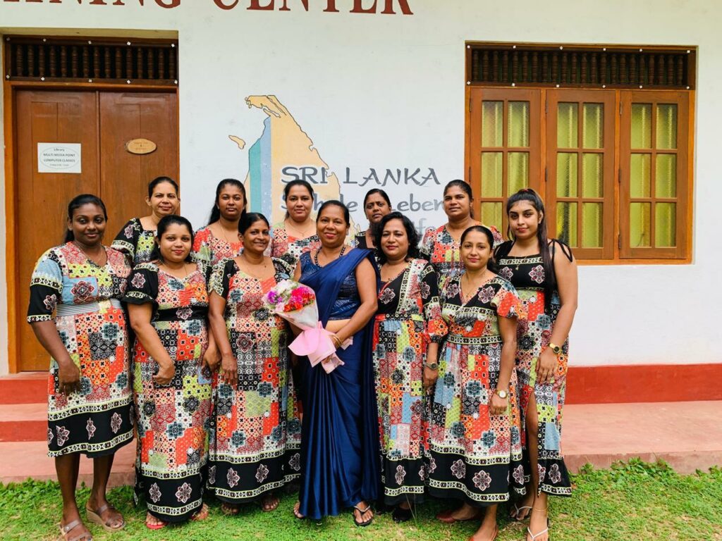 Die Absolventinnen des Nähkurses in 2025. Unsere Lehrerin Rupani mit Blumenstrauß in der Mitte.